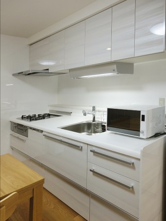 白の鏡面木目にお料理の彩りもより華やかに